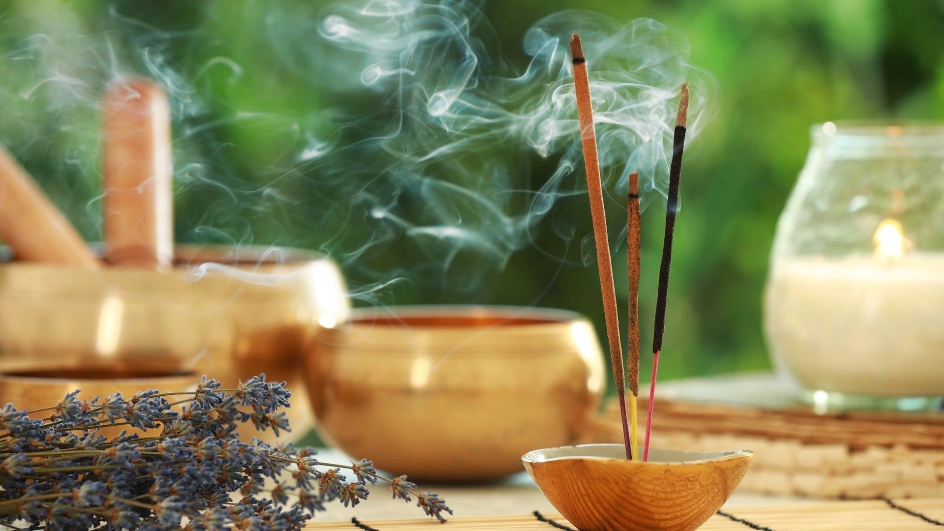 Lavendel Räucherstäbchen brennend für Entspannung und Schlaf