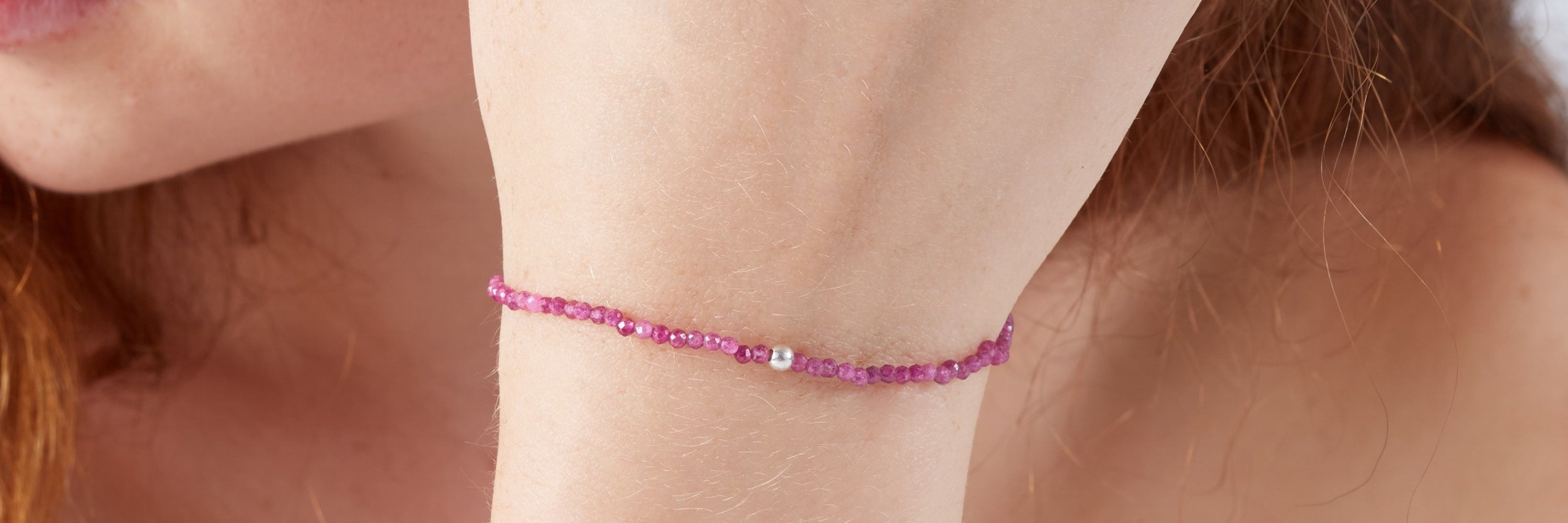 Mini-Perlenarmbänder aus facettierten Halbedelsteinen - elegant, flexibel und dezent funkelnd