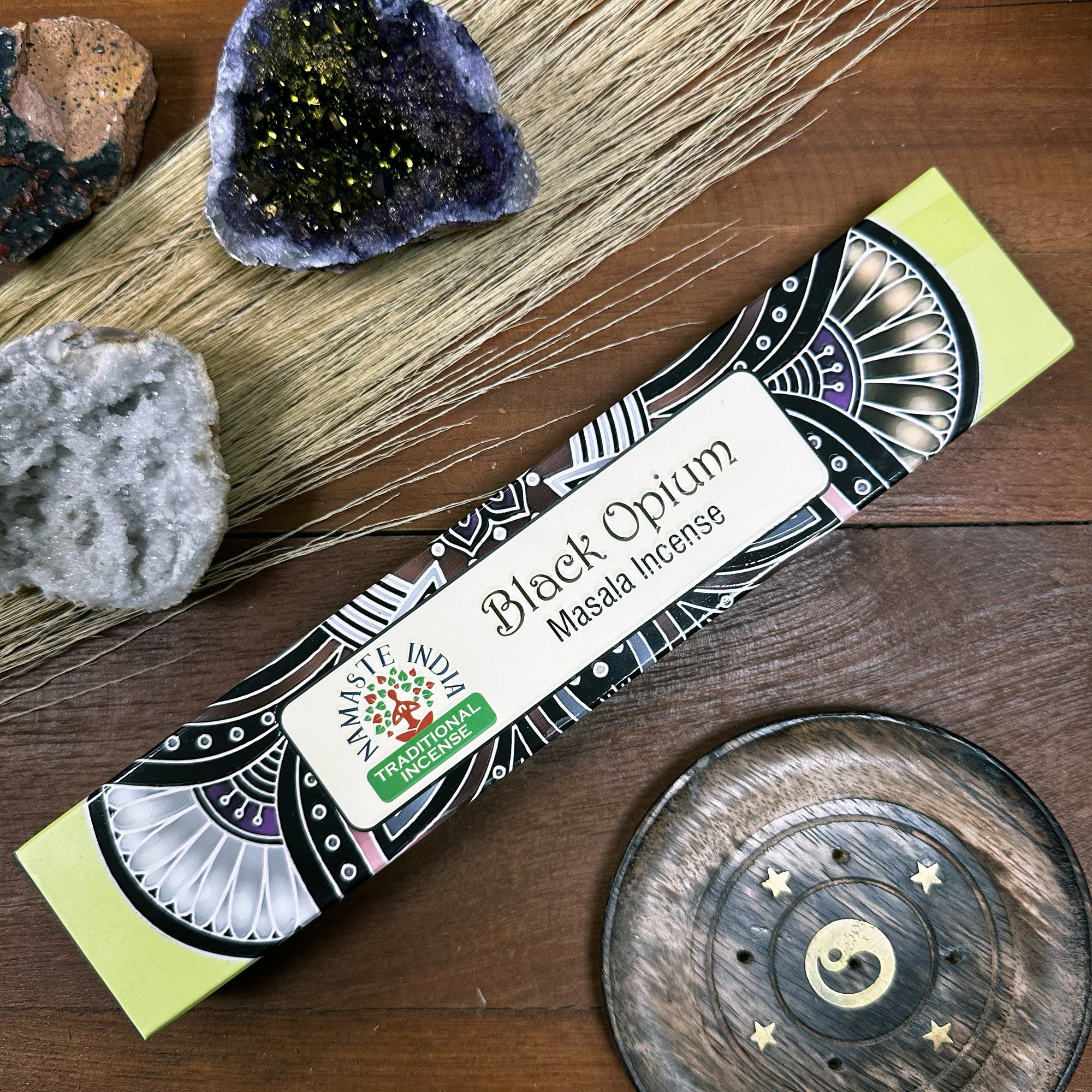 Räucherstäbchen Namaste India Masala Black Opium, auf dem Tisch mit Deko