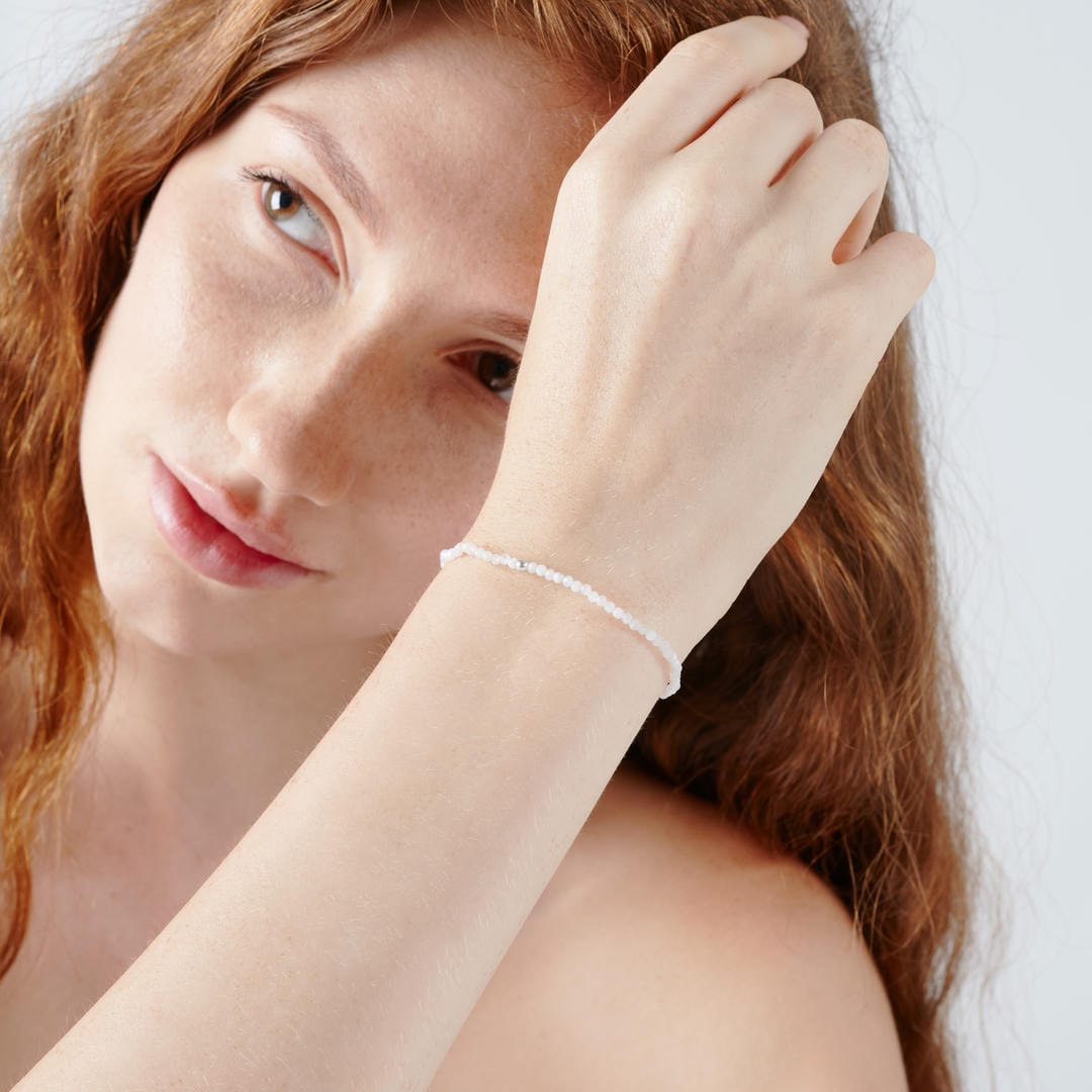 Weißer Mondstein Mini-Perlenarmband facettiert mit Silberperle, Frontansicht