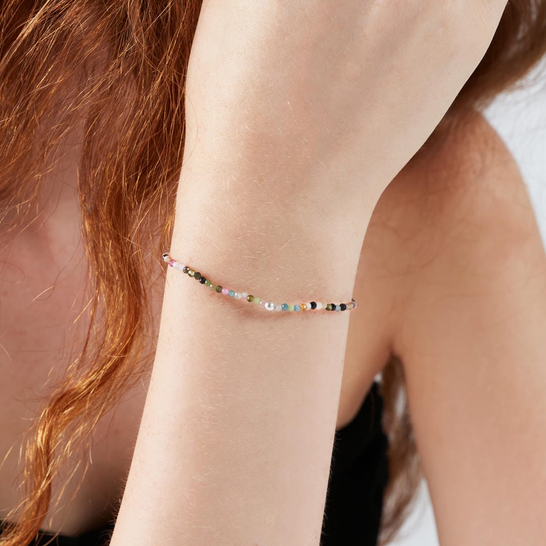 Turmalin - mehrfarbig Mini-Perlenarmband facettiert mit Silberperle, Nahaufnahme