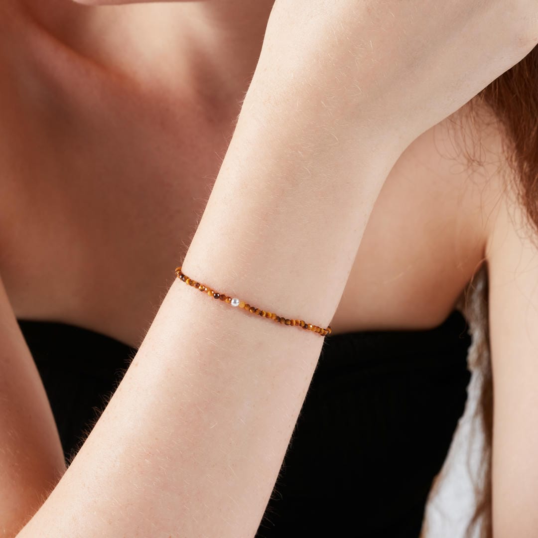 Tigerauge Mini-Perlenarmband facettiert mit Silberperle. Nahaufnahme.