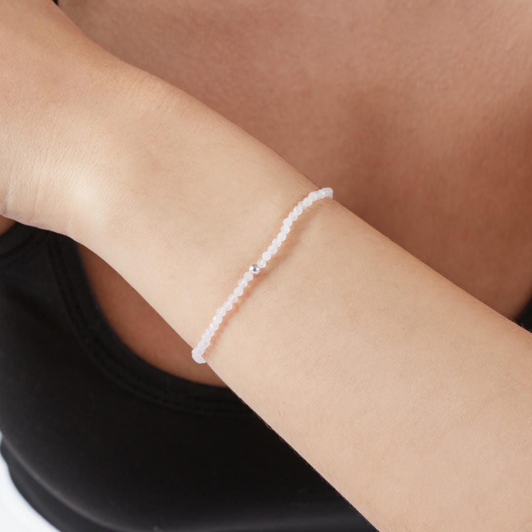 Rosenquarz Mini-Perlenarmband facettiert mit Silberperle, Nahaufnahme.