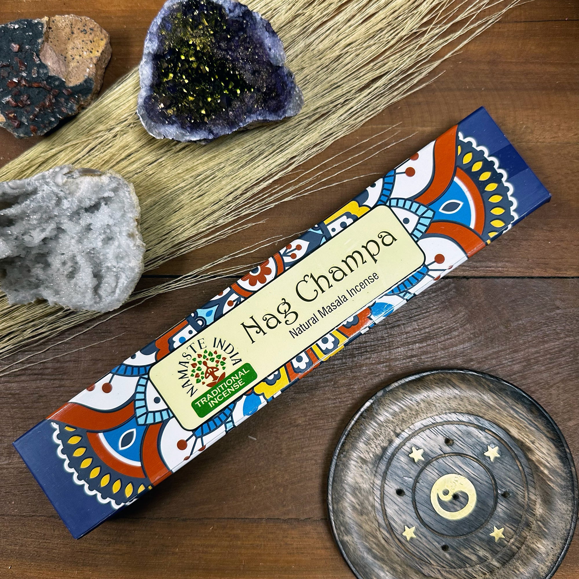 Räucherstäbchen Namaste India Masala Nag Champa, auf dem Tisch mit Deko