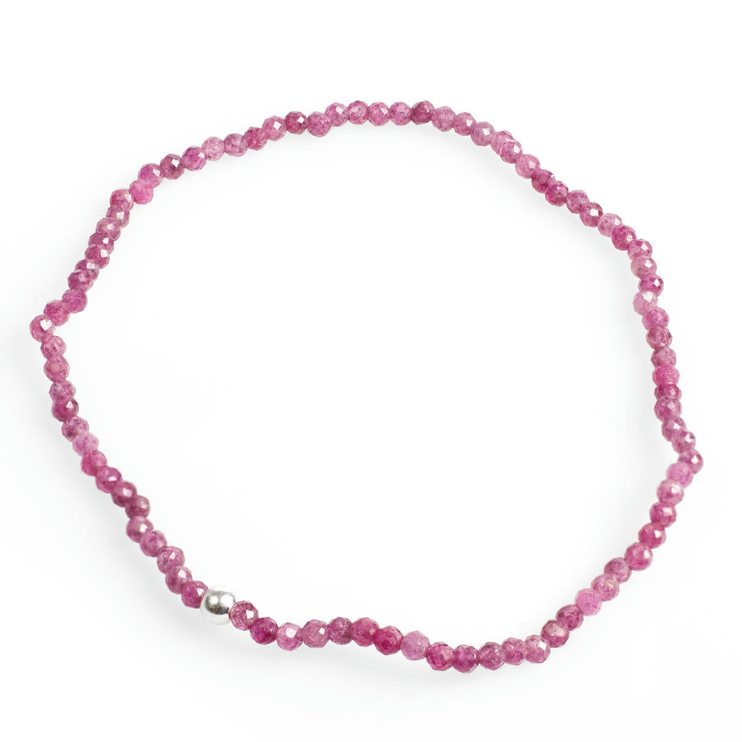 Rubin Mini-Perlenarmband facettiert mit Silberperle. Produktbild.