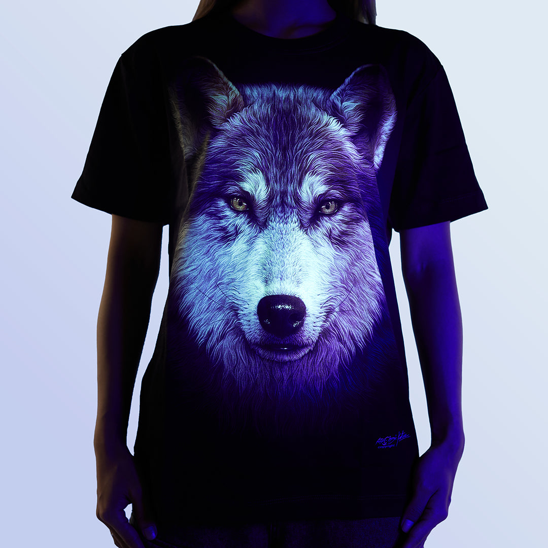 Schwarzes T-Shirt mit grauem Wolf-Print unter UV-Licht, Vorderseite