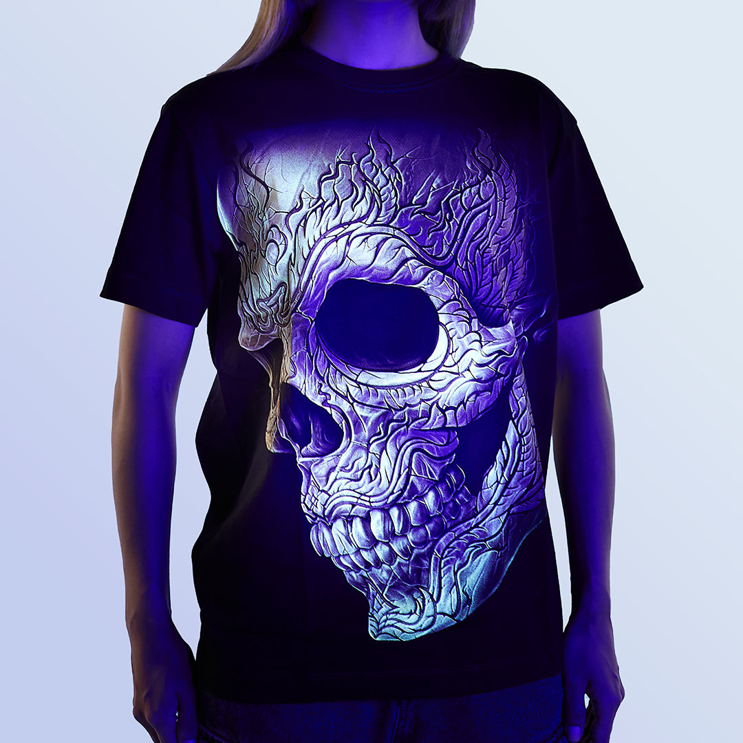 Schwarzes T-Shirt mit Flammendem Totenkopf-Print unter UV-Licht, Vorderseite
