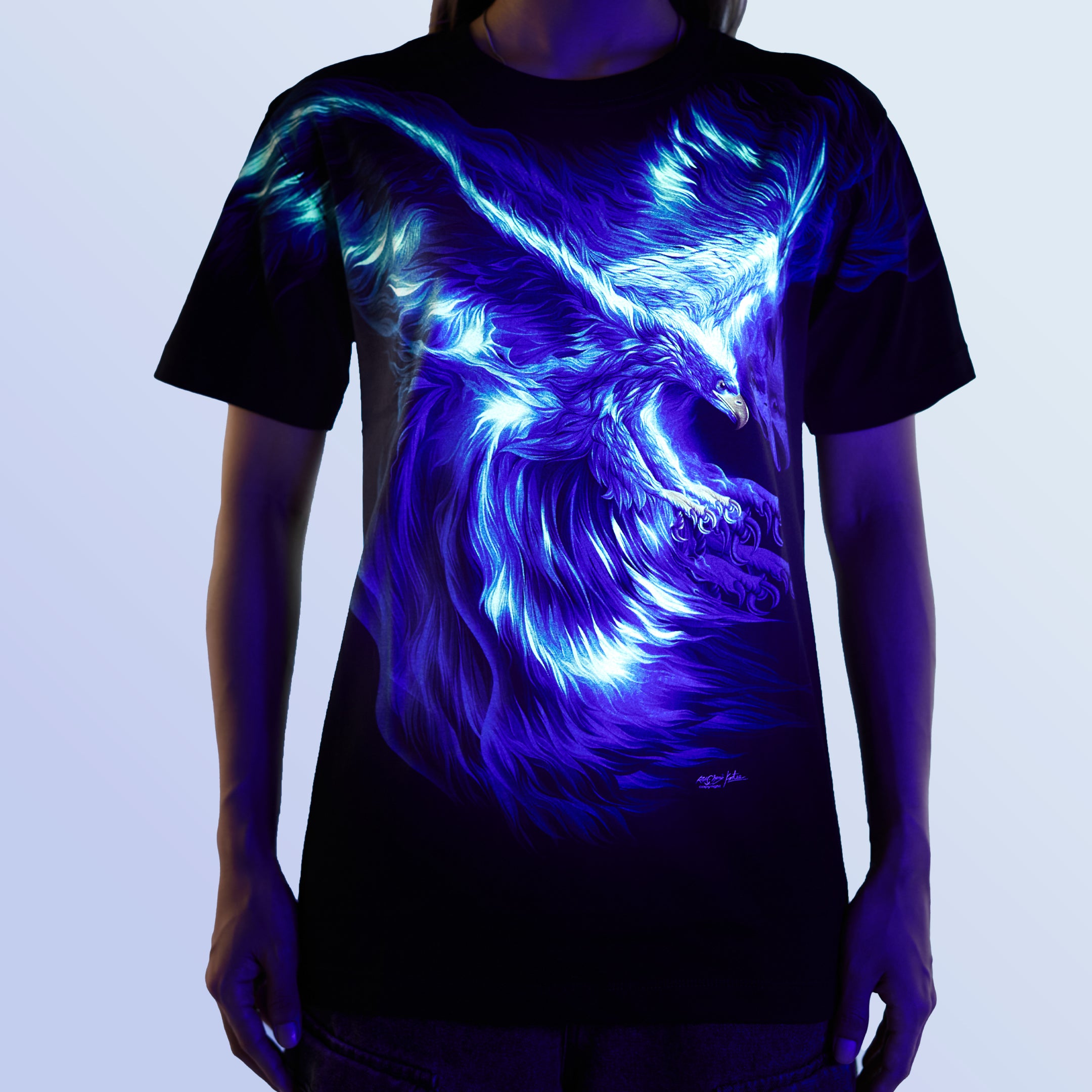 Schwarzes T-Shirt mit Blauer Adler-Print unter UV-Licht, Vorderseite