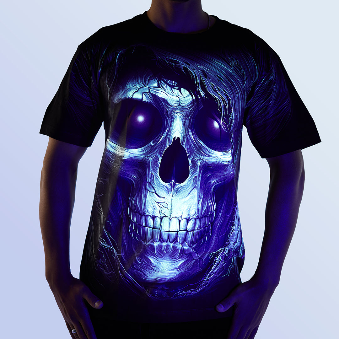 Schwarzes T-Shirt mit Totenkopf Rotauge-Print unter UV-Licht, Vorderseite