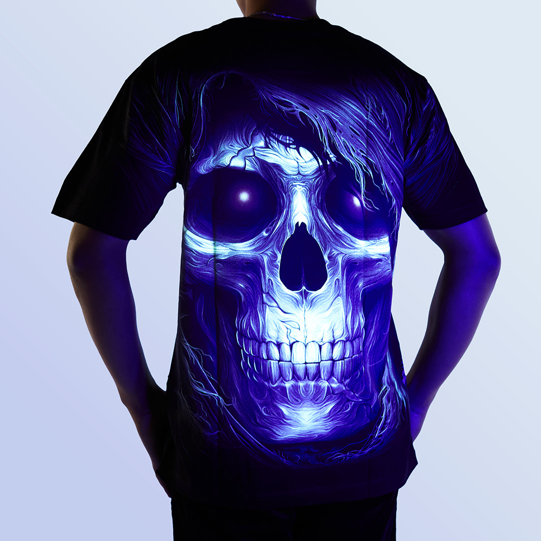 Schwarzes T-Shirt mit Totenkopf Rotauge-Print unter UV-Licht, Rückseite