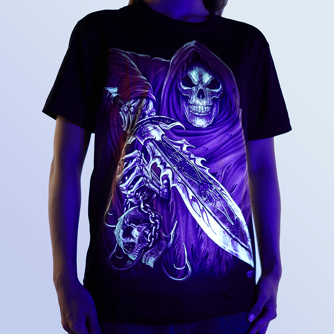 Schwarzes T-Shirt mit Erlösung-Print unter UV-Licht, Vorderseite