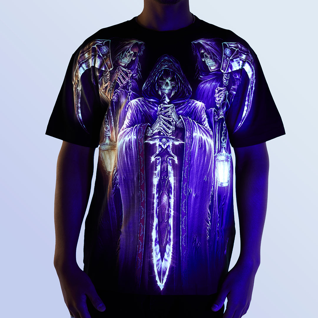 Schwarzes T-Shirt mit Totenwache-Print unter UV-Licht, Vorderseite