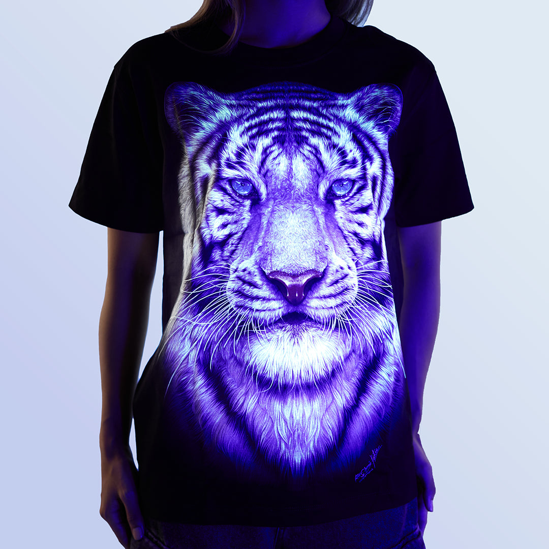 Schwarzes T-Shirt mit Weißem Tigerkopf-Print unter UV-Licht, Vorderseite