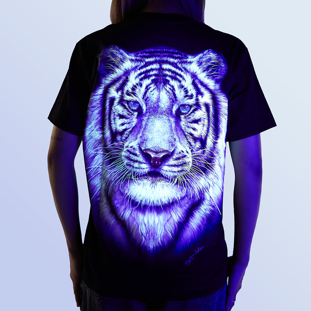 Schwarzes T-Shirt mit Weißem Tigerkopf-Print unter UV-Licht, Rückseite