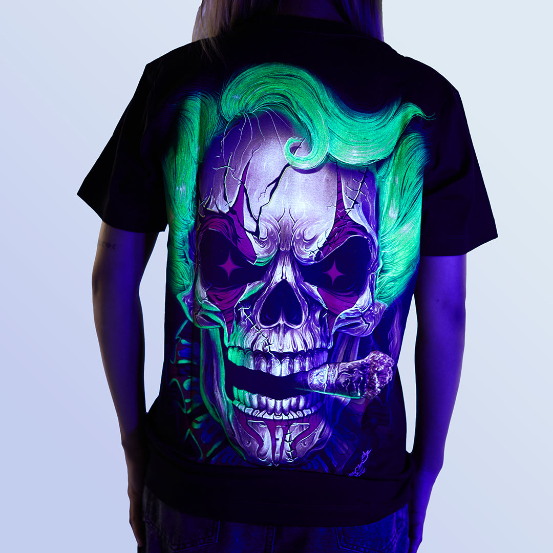 Schwarzes T-Shirt mit Smoking Skull-Print unter UV-Licht, Rückseite