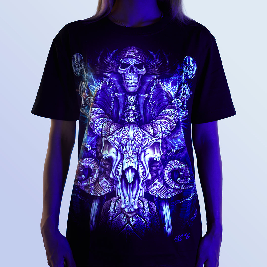 Schwarzes T-Shirt mit Ram Rider-Print unter UV-Licht, Vorderseite