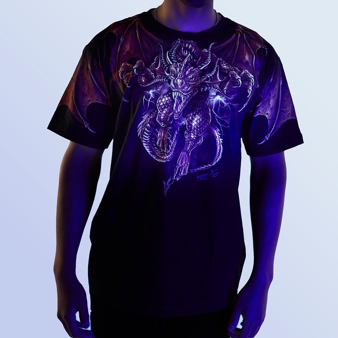 Schwarzes T-Shirt mit Rotem Drachen-Print unter UV-Licht, Vorderseite