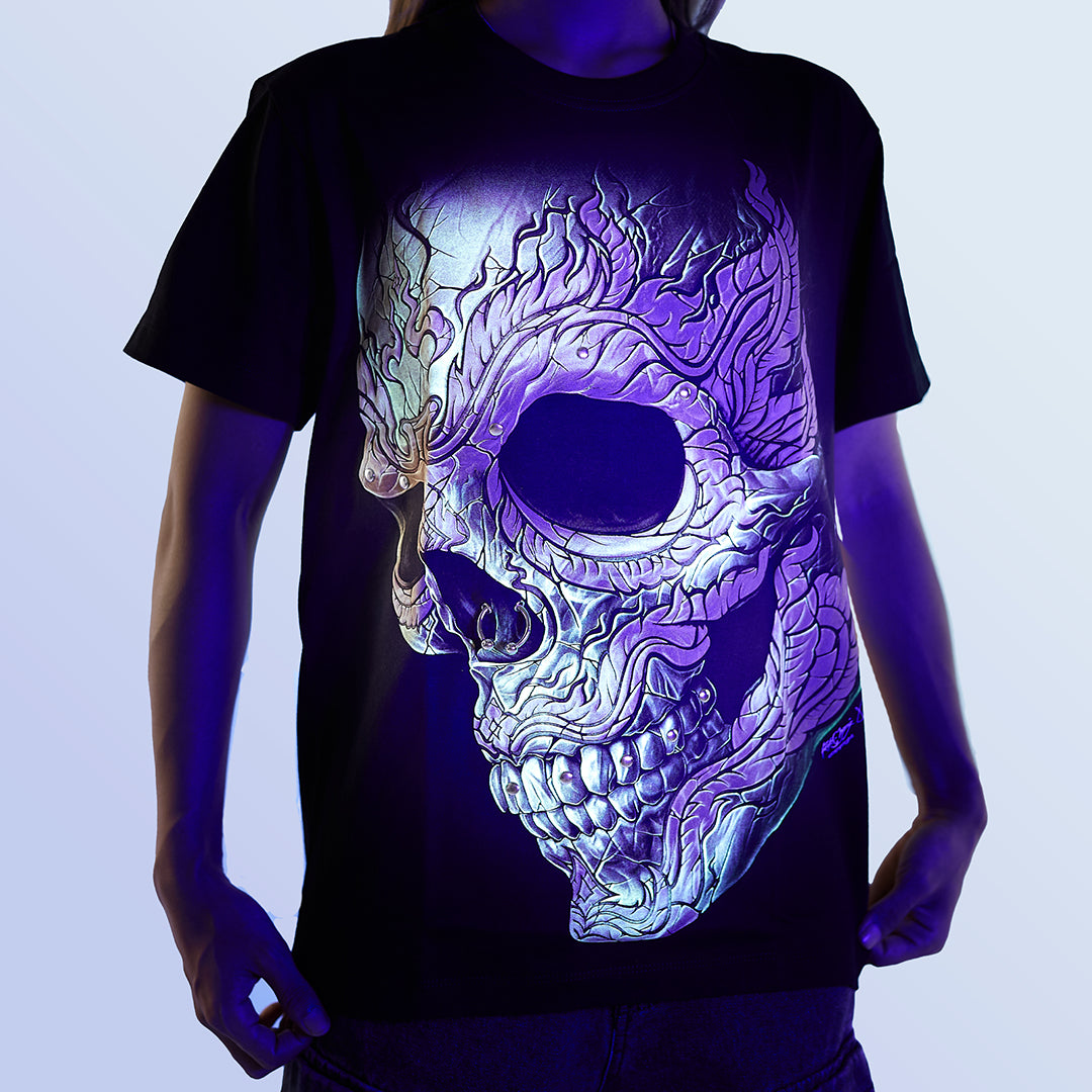Schwarzes T-Shirt mit Totenkopf-Print unter UV-Licht, Vorderseite