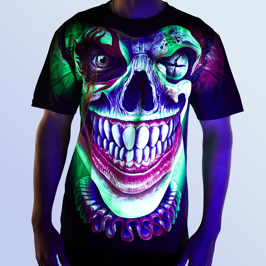 Schwarzes T-Shirt mit Jolli Smily-Print unter UV-Licht, Vorderseite