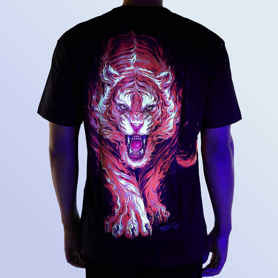 Schwarzes T-Shirt mit Tiger aus Flammen-Print unter UV-Licht, Rückseite
