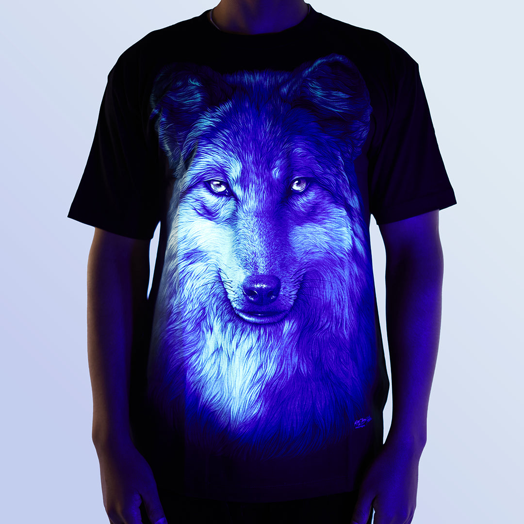 Schwarzes T-Shirt mit Wolf Kopf-Print unter UV-Licht, Vorderseite