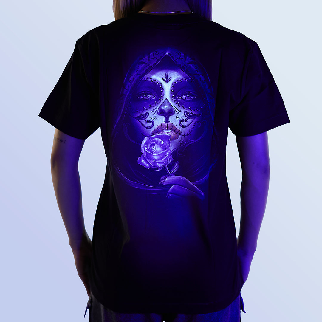 Schwarzes T-Shirt mit Purpleface-Print unter UV-Licht, Rückseite