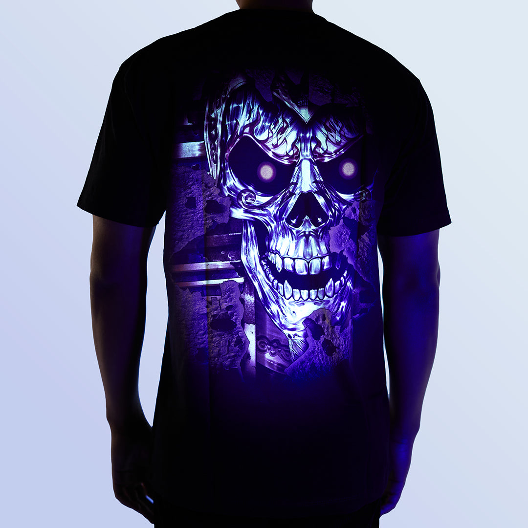 Schwarzes T-Shirt mit Pharao Totenkopf-Print unter UV-Licht, Rückseite
