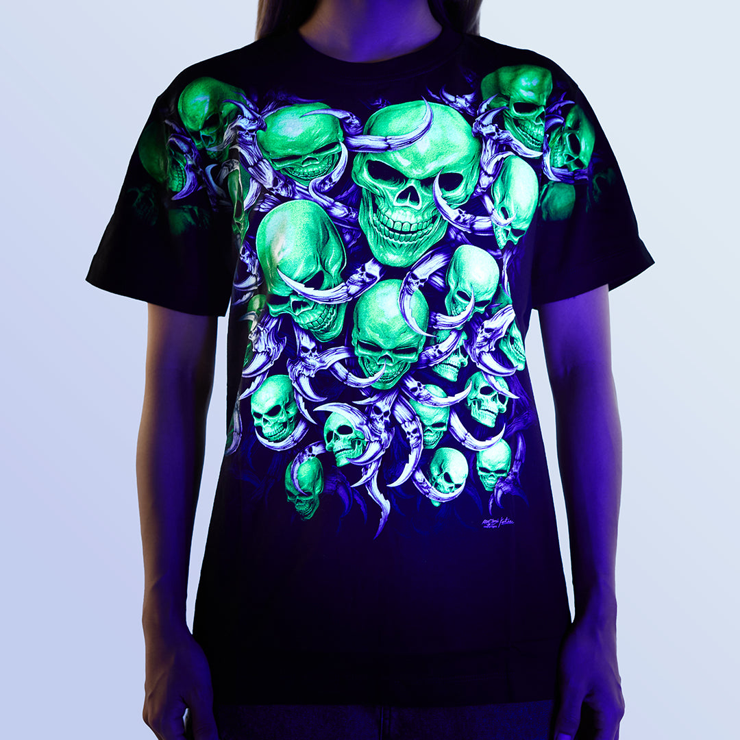 Schwarzes T-Shirt mit grünen Totenköpfen-Print unter UV-Licht, Vorderseite