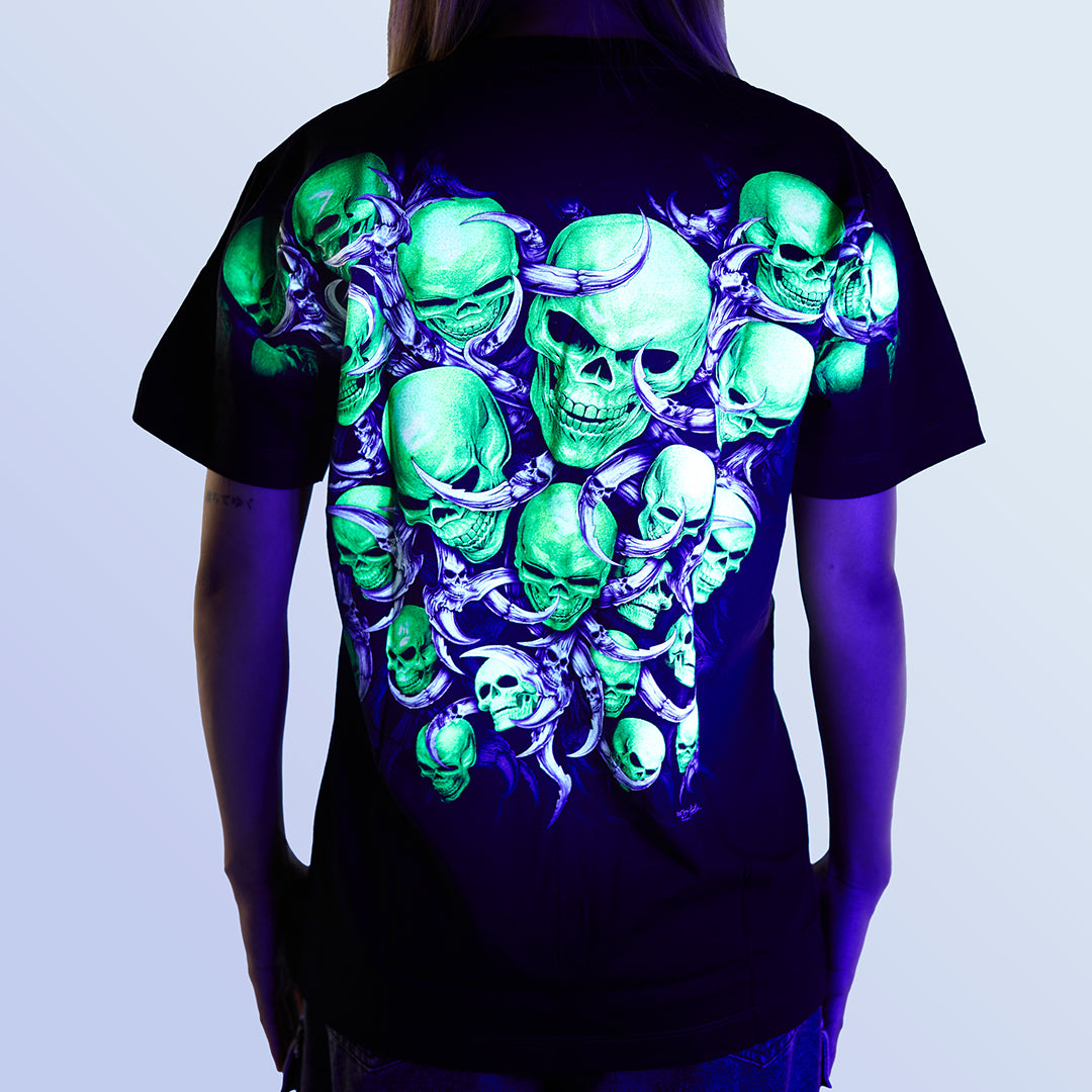 Schwarzes T-Shirt mit grünen Totenköpfen-Print unter UV-Licht, Rückseite