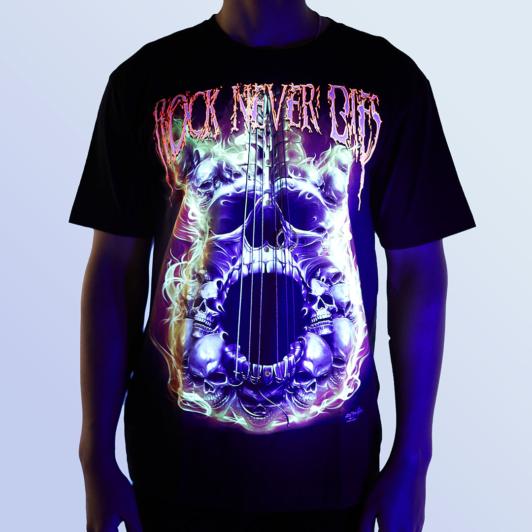 Schwarzes T-Shirt mit Skull Strings Rock never die-Print unter UV-Licht, Vorderseite