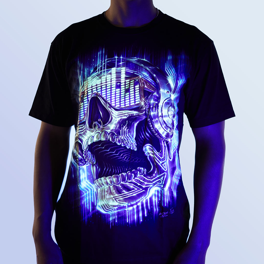 Schwarzes T-Shirt mit Totenkopfhörer-Print unter UV-Licht, Vorderseite