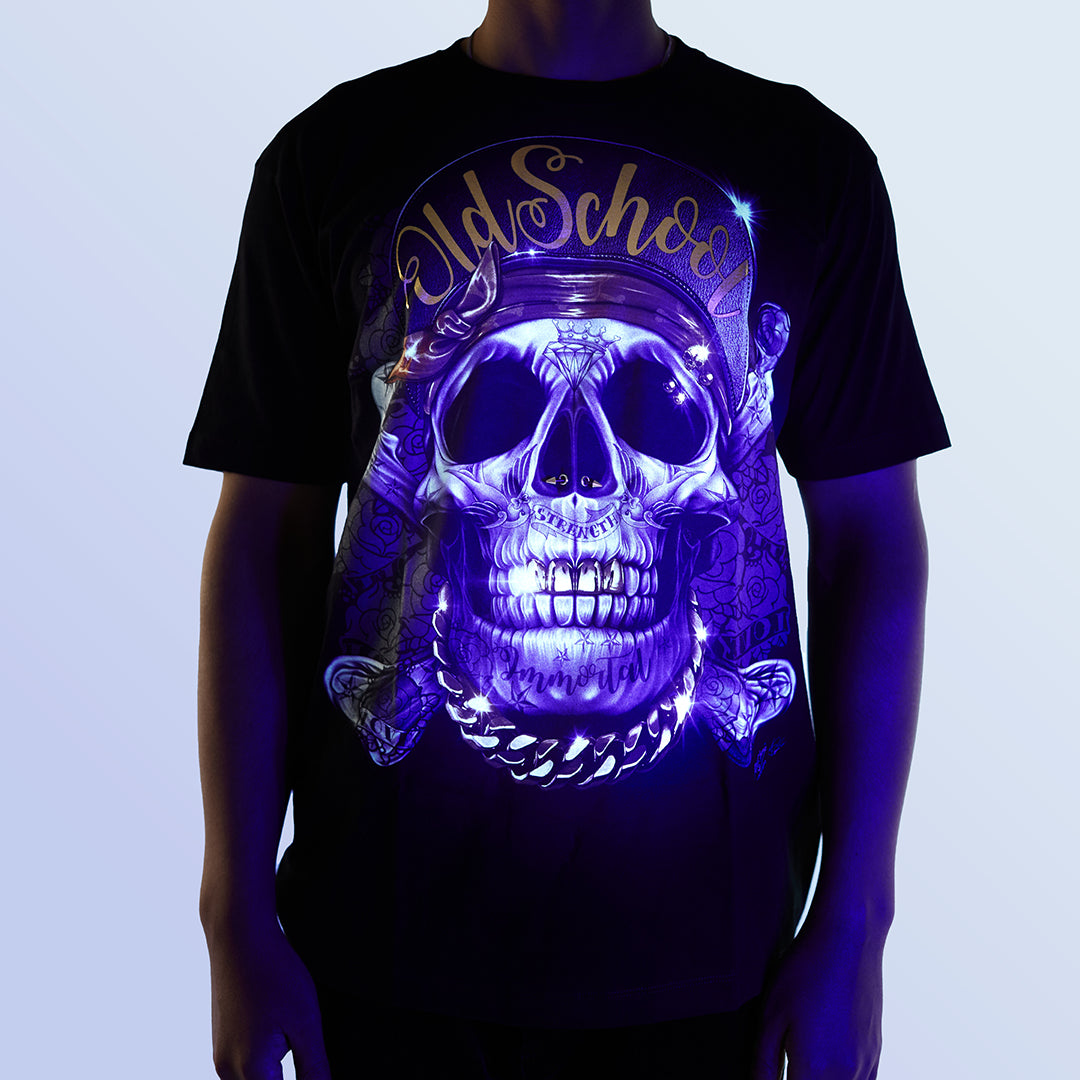 Schwarzes T-Shirt mit Skull & Bone Old School-Print unter UV-Licht, Vorderseite