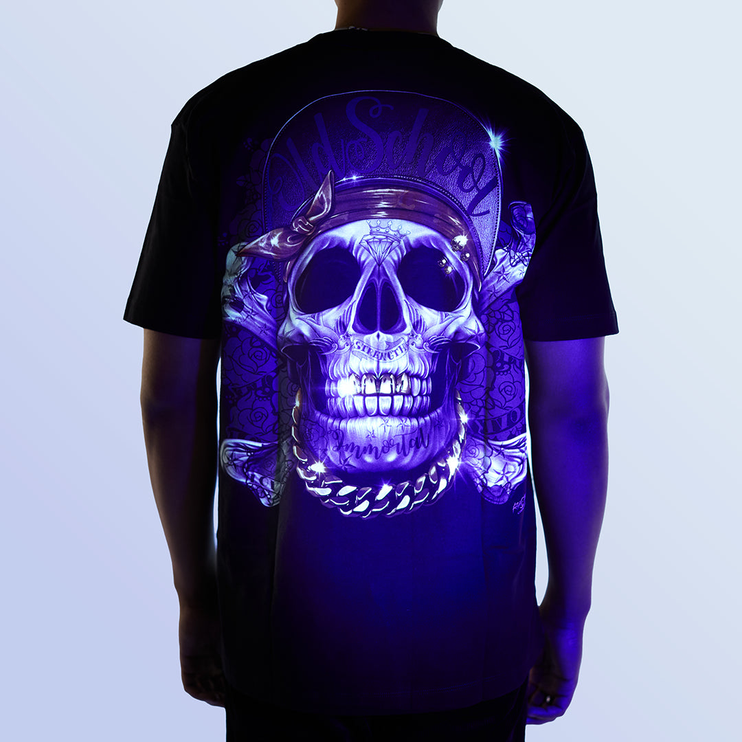 Schwarzes T-Shirt mit Skull & Bone Old School-Print unter UV-Licht, Rückseite
