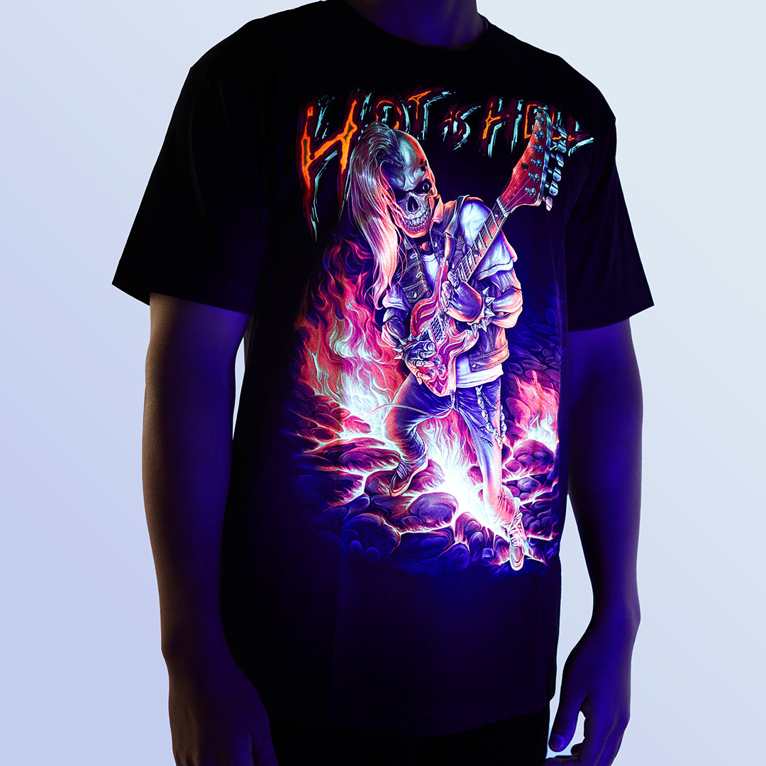 Schwarzes T-Shirt mit Death Metal Hot as Hell-Print unter UV-Licht, Vorderseite