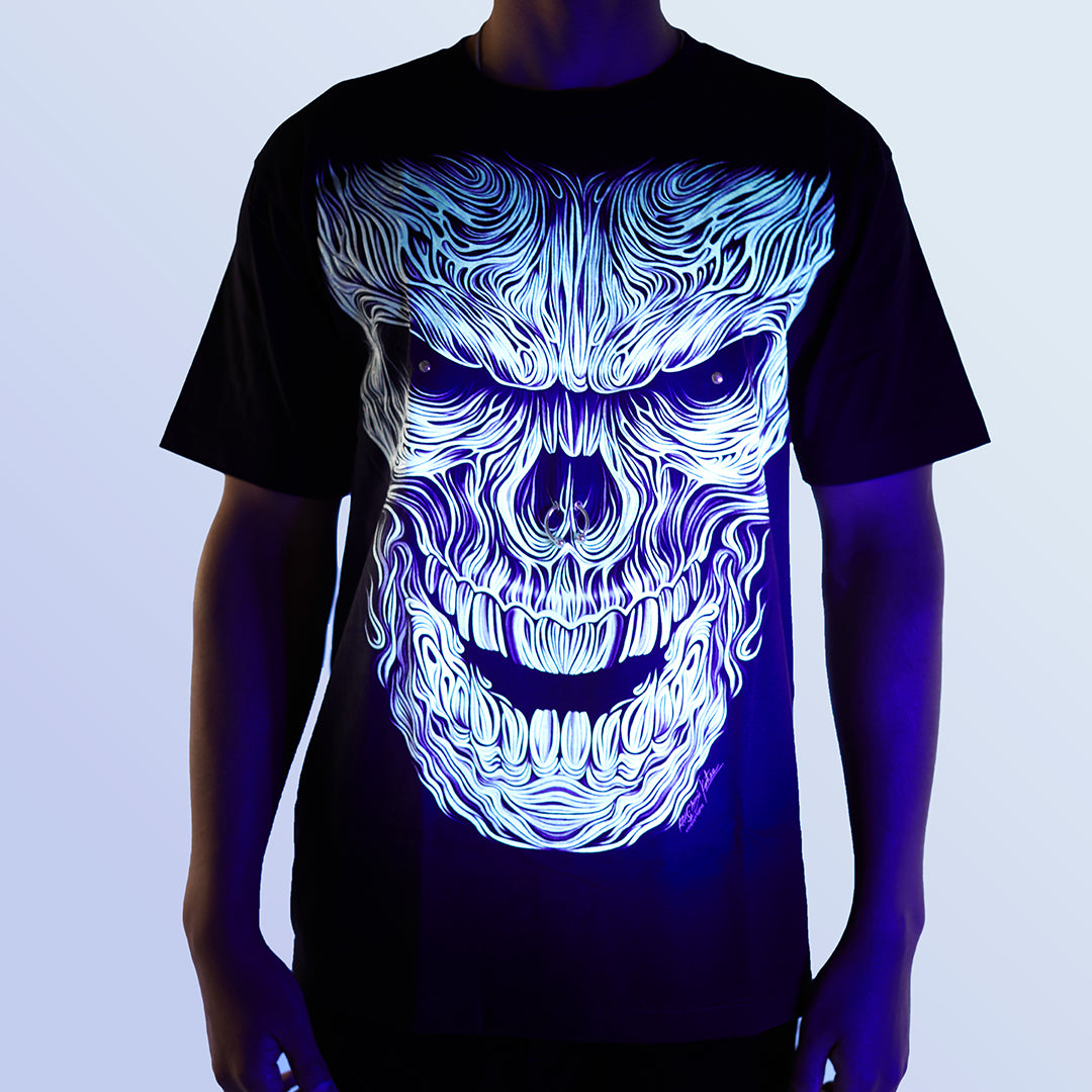 Schwarzes T-Shirt mit Weißem Totenkopf Piercing-Print unter UV-Licht, Vorderseite