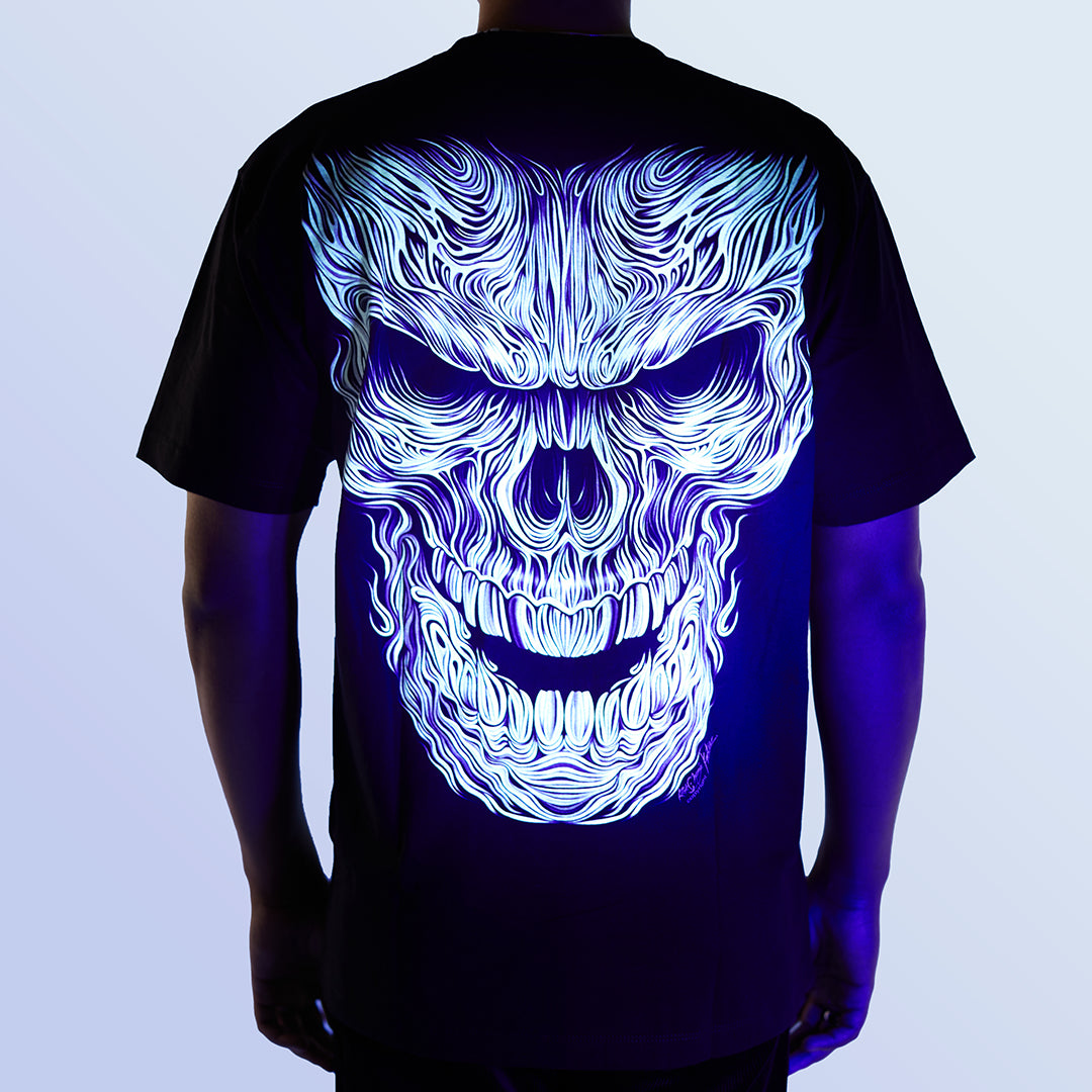 Schwarzes T-Shirt mit Weißem Totenkopf Piercing-Print unter UV-Licht, Rückseite