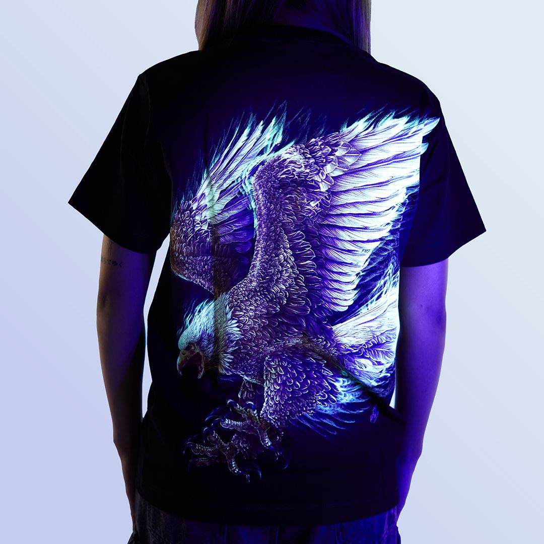 Schwarzes T-Shirt mit Adler-Print unter UV-Licht, Rückseite