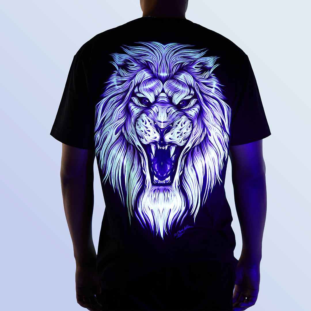 Schwarzes T-Shirt mit Weißem Löwen Piercing-Print unter UV-Licht, Rückseite