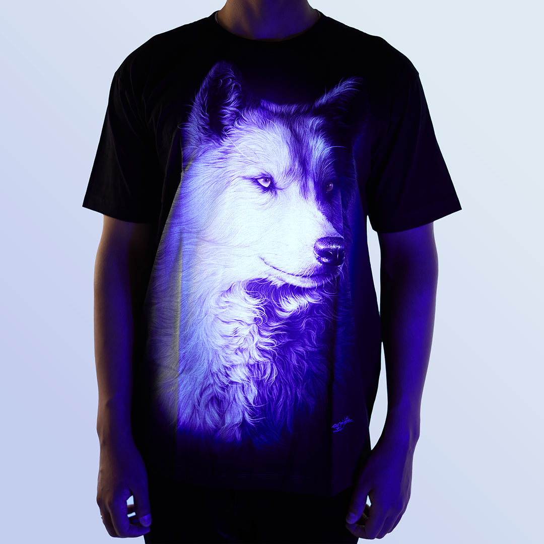 Schwarzes T-Shirt mit Weisser Wolf-Print unter UV-Licht, Vorderseite