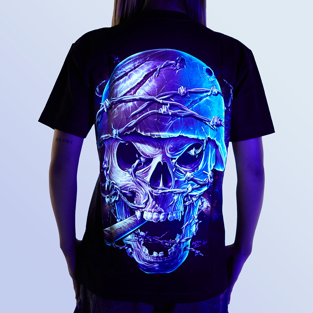 Schwarzes T-Shirt mit Totenkopf Helm-Print unter UV-Licht, Rückseite