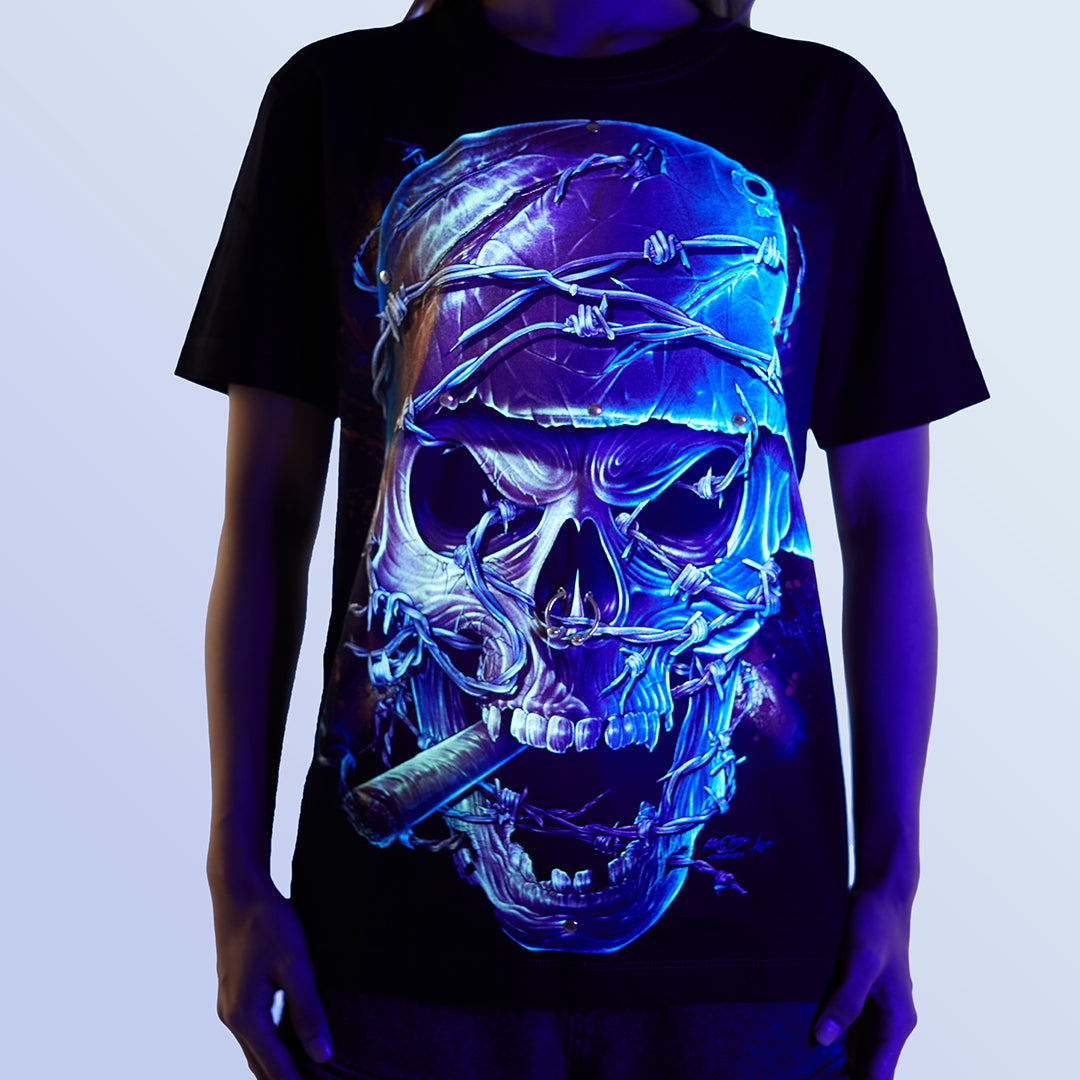 Schwarzes T-Shirt mit Totenkopf Helm-Print unter UV-Licht, Vorderseite