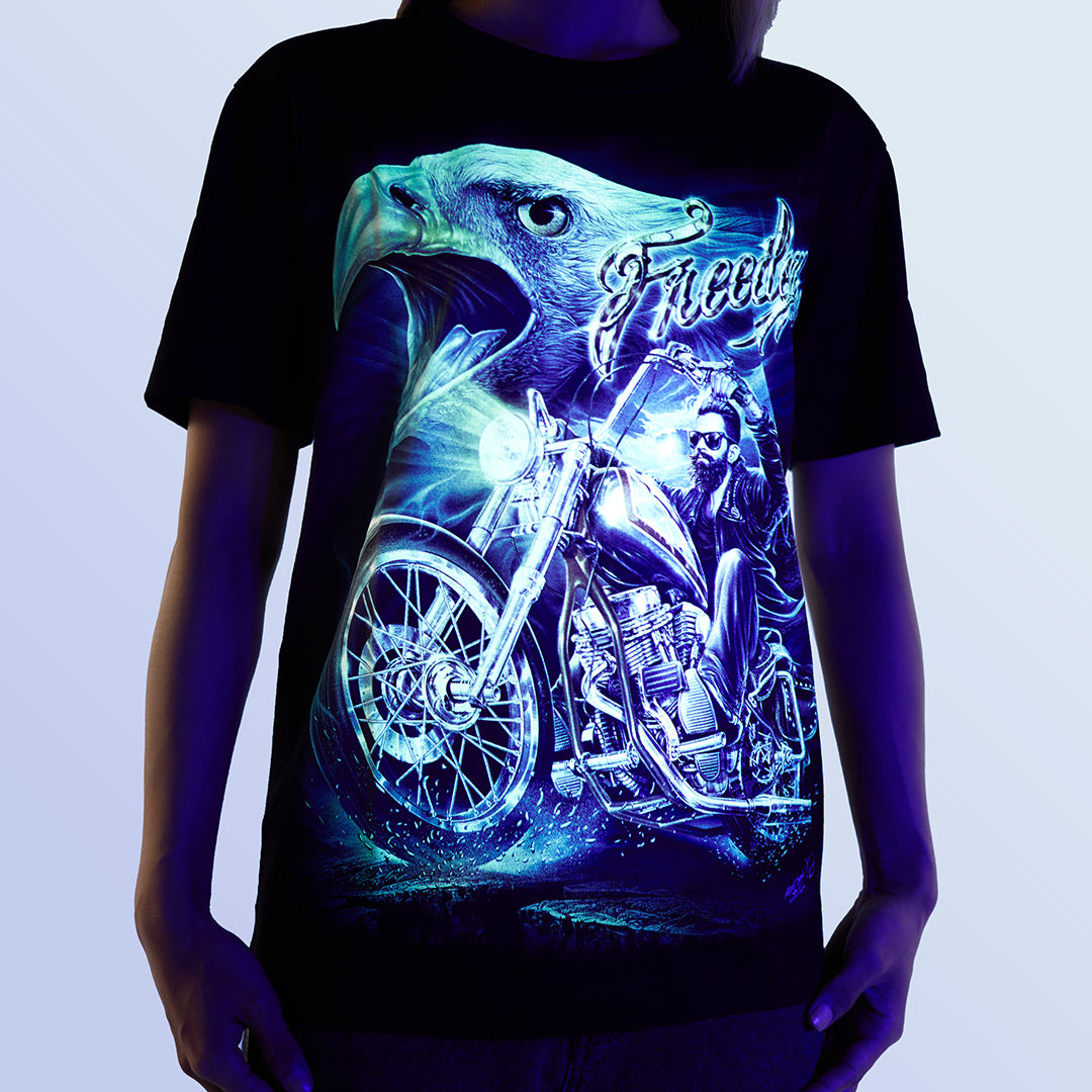 Schwarzes T-Shirt mit Adler Freedom Biker-Print unter UV-Licht, Vorderseite