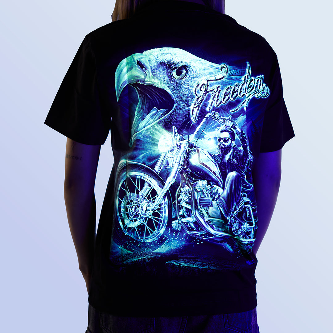Schwarzes T-Shirt mit Adler Freedom Biker-Print unter UV-Licht, Rückseite
