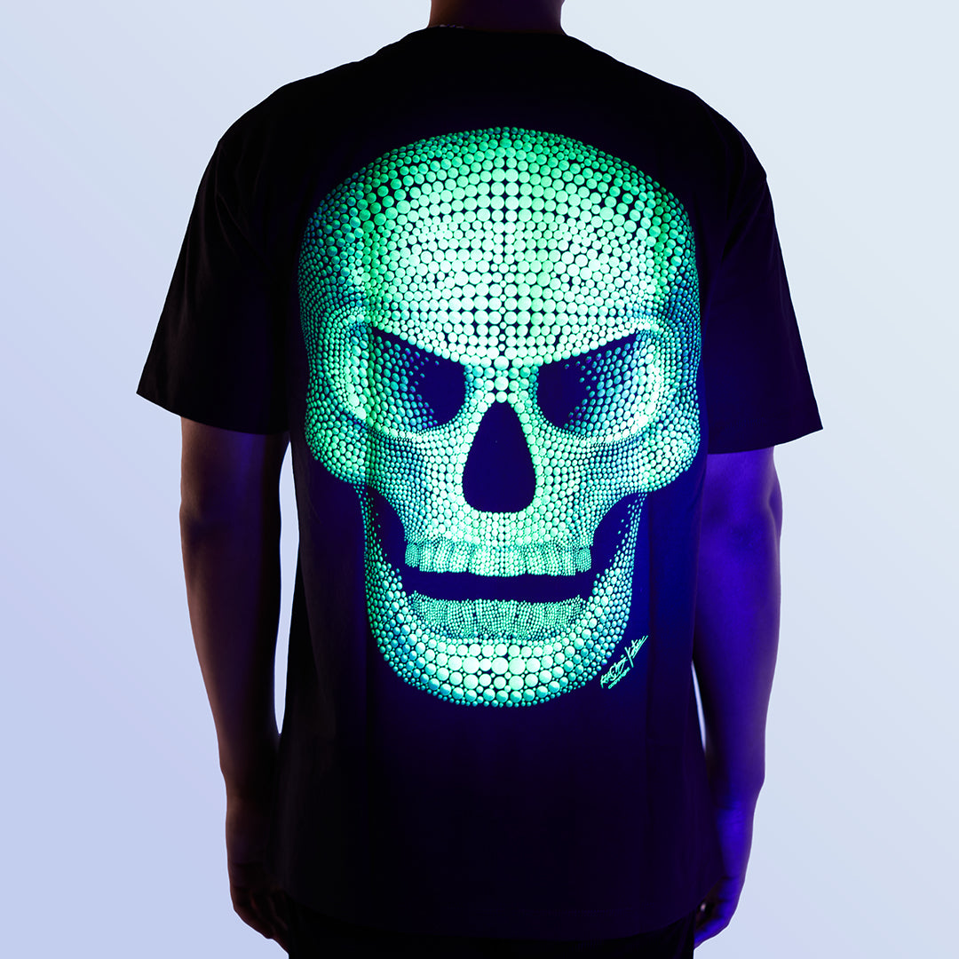 Schwarzes T-Shirt mit grünem Totenkopf-Print unter UV-Licht, Rückseite