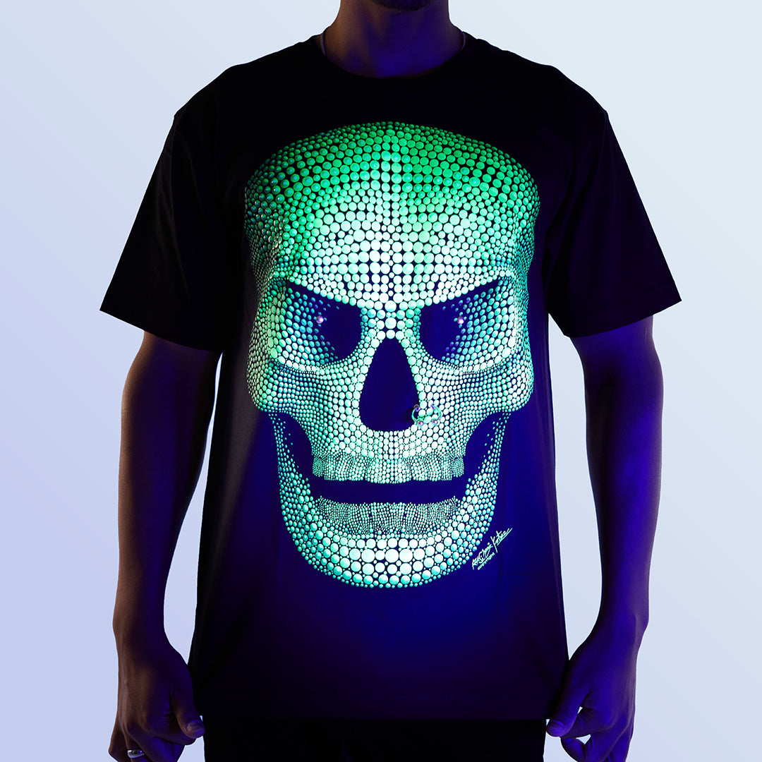 Schwarzes T-Shirt mit grünem Totenkopf-Print unter UV-Licht, Vorderseite