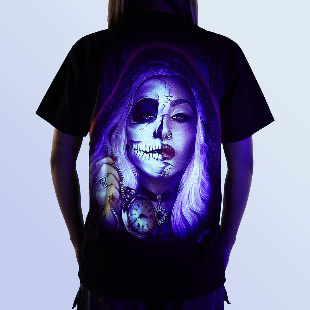 Schwarzes T-Shirt mit Timeout-Print unter UV-Licht, Rückseite