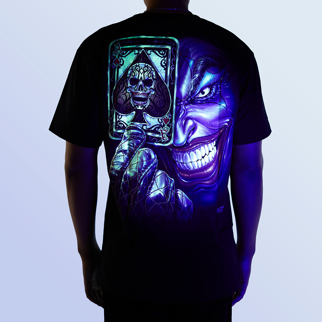 Schwarzes T-Shirt mit Pokerface-Print unter UV-Licht, Vorderseite