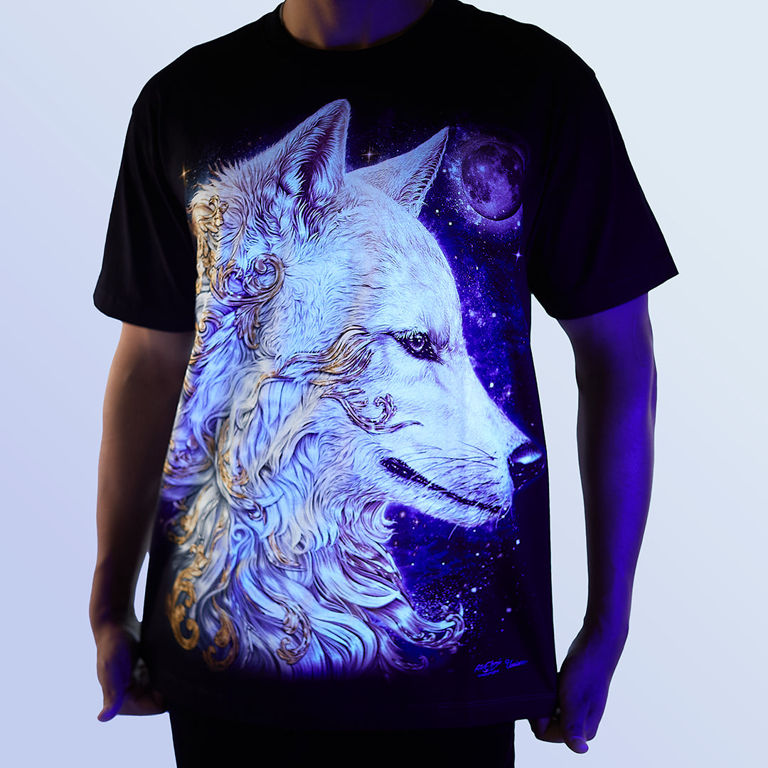 Schwarzes T-Shirt mit Weißer Wolf Goldmond-Print unter UV-Licht, Vorderseite