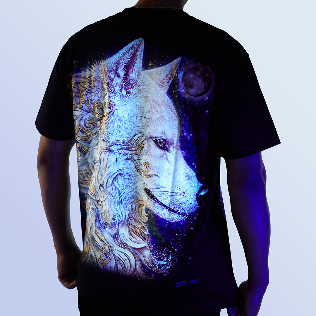Schwarzes T-Shirt mit Weißer Wolf Goldmond-Print unter UV-Licht, Rückseite