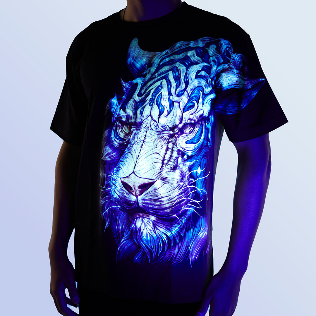 Schwarzes T-Shirt mit Weißblauem Tiger-Print unter UV-Licht, Vorderseite